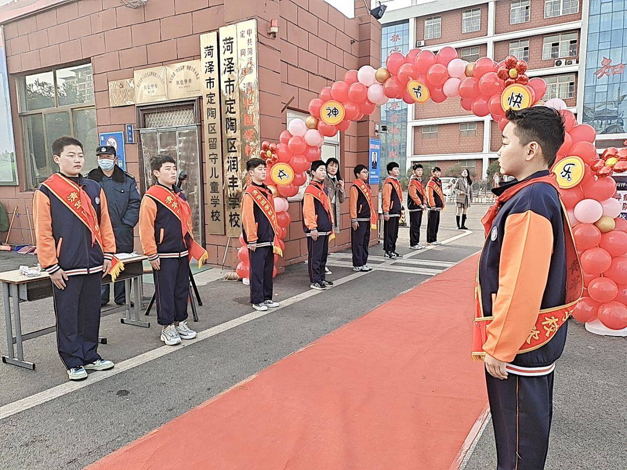 菏泽市定陶区清华园学校"三八妇女节"为女教师送祝福_鲜花_节日_凝聚