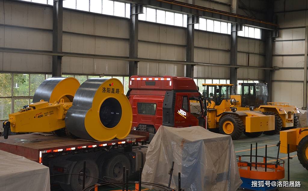 三角碾吨位和冲击功率？ 冲击碾压厚度可以达到多少？ 修路水稳需要碾压几遍