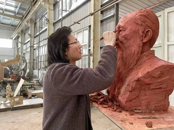 超越自我的雕塑艺术家——王东