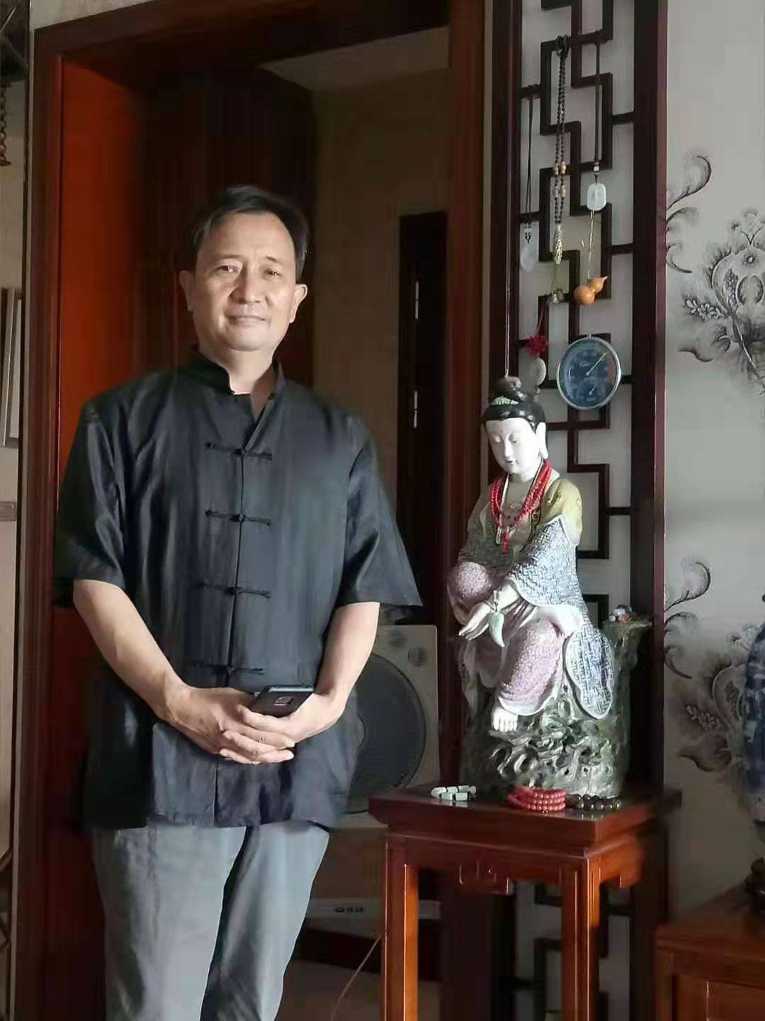 艺术简历书画家严浩,号知白轩,中国美术家协会会员,清华客座教授,国礼