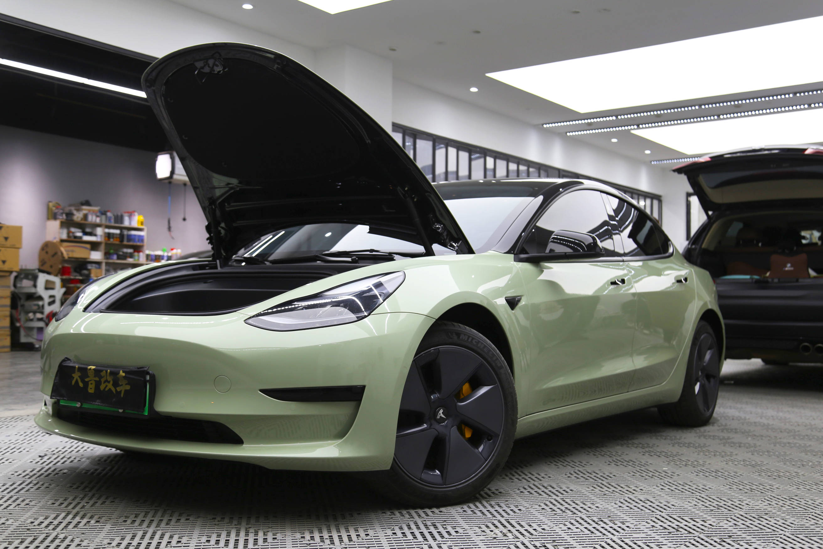 特斯拉model3升级全车改色卡其绿电吸门电动前备箱屏幕旋转氛围灯等