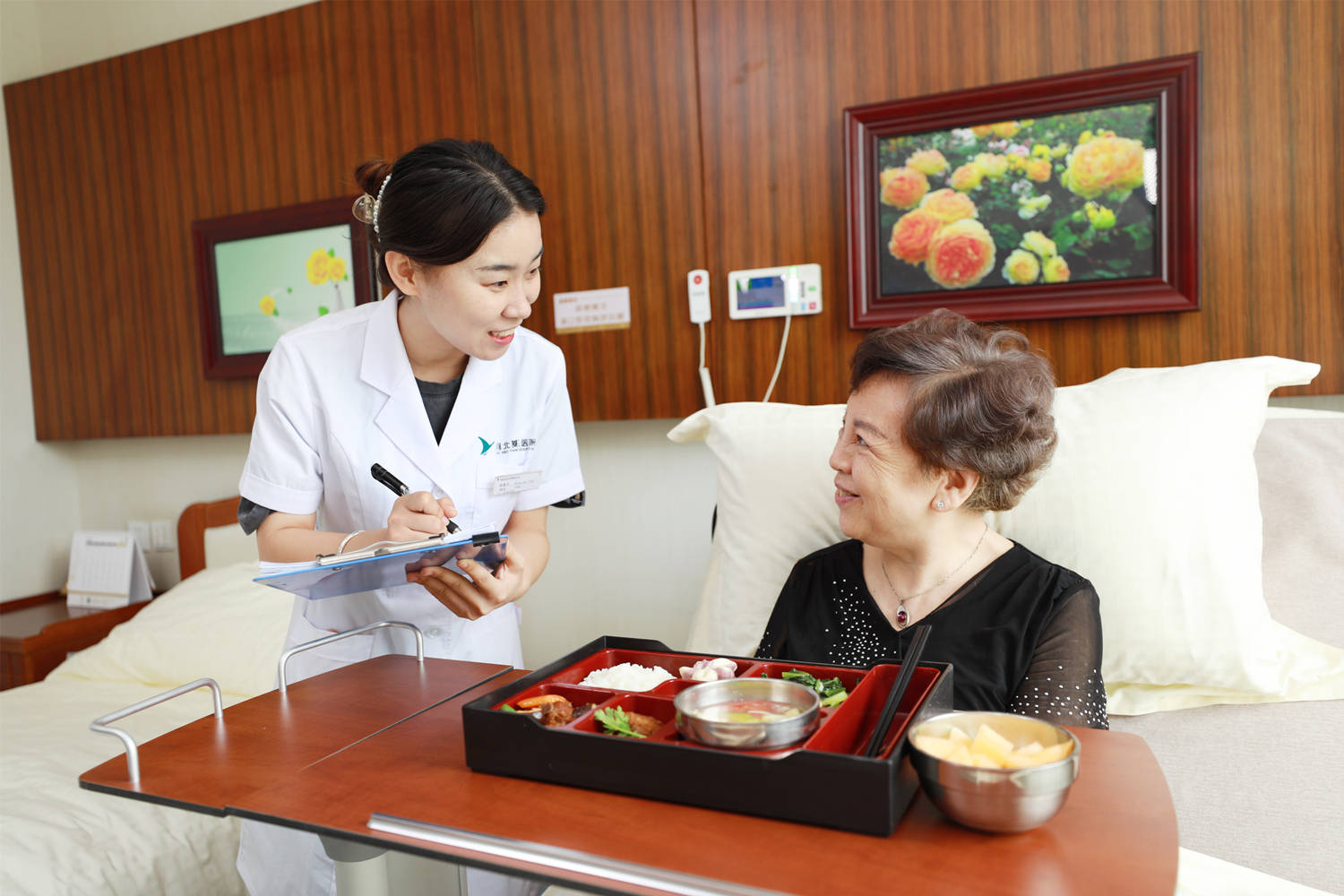 "除了宾馆护理区,家居式养护区,c楼,f楼,还有餐饮区,都有营养师负责