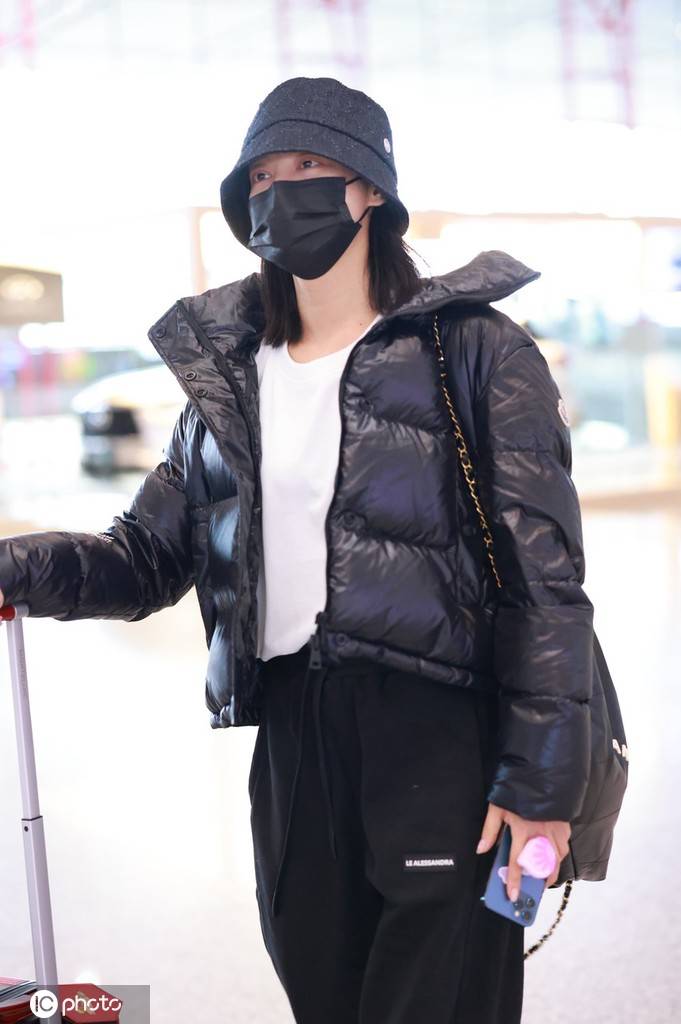 辛芷蕾北京机场出发准备进孤战剧组上班
