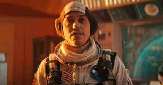 美国演员皮特Pete Davidson本月将被送往太空