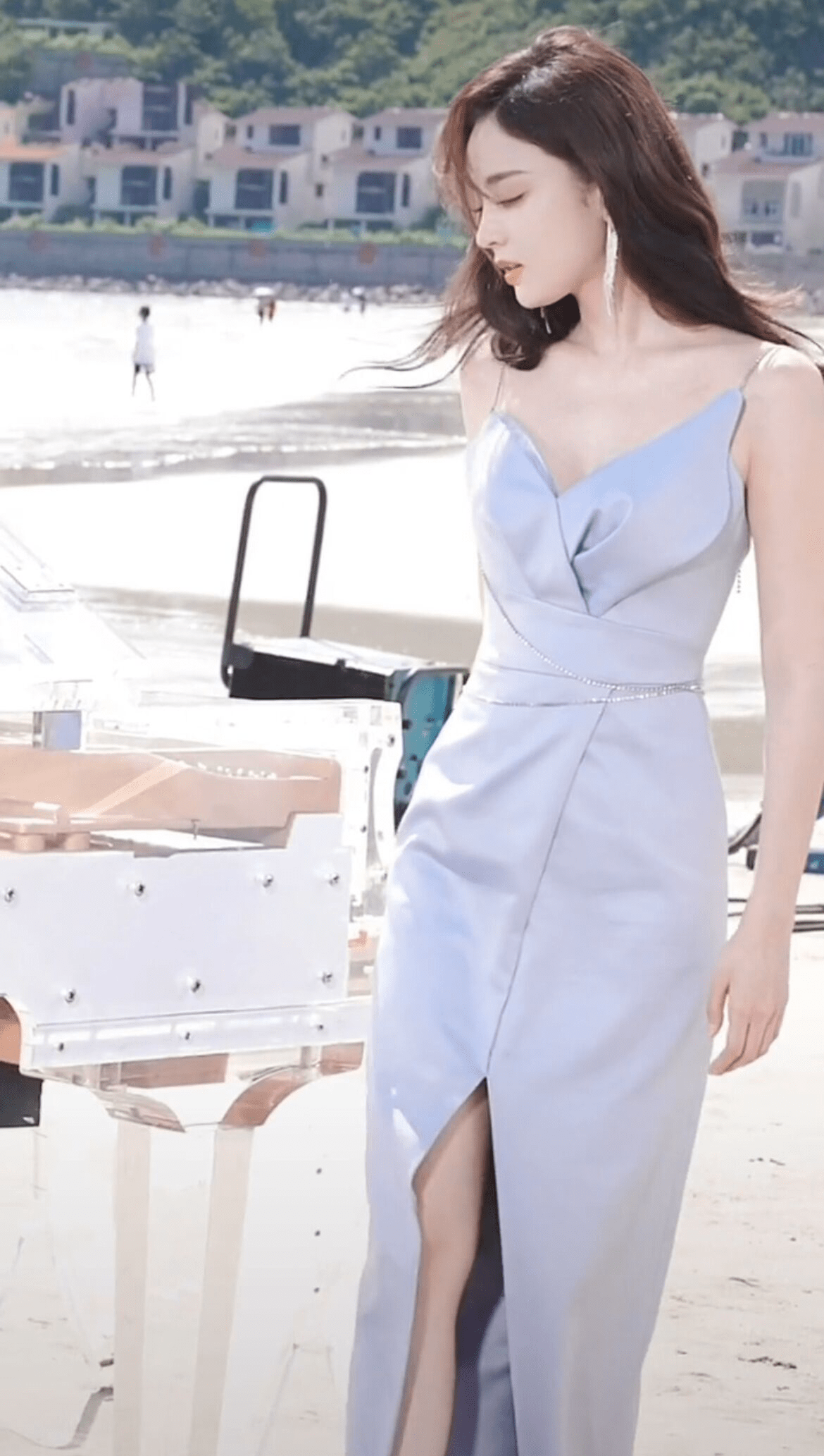 娜扎穿吊带长裙秀天鹅颈 一颦一笑美艳清冷惹人怜