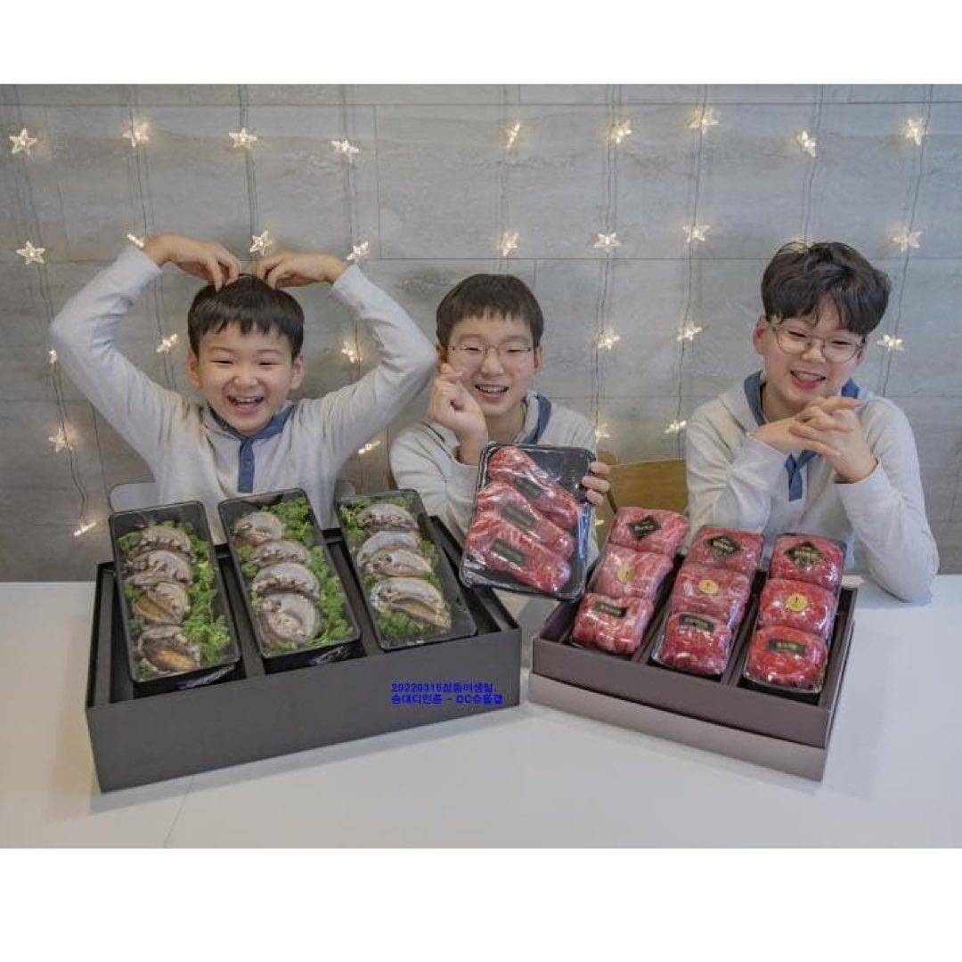 图：韩国宋家三胞胎上小学 新款表情包出炉可爱炸了。_99女性网