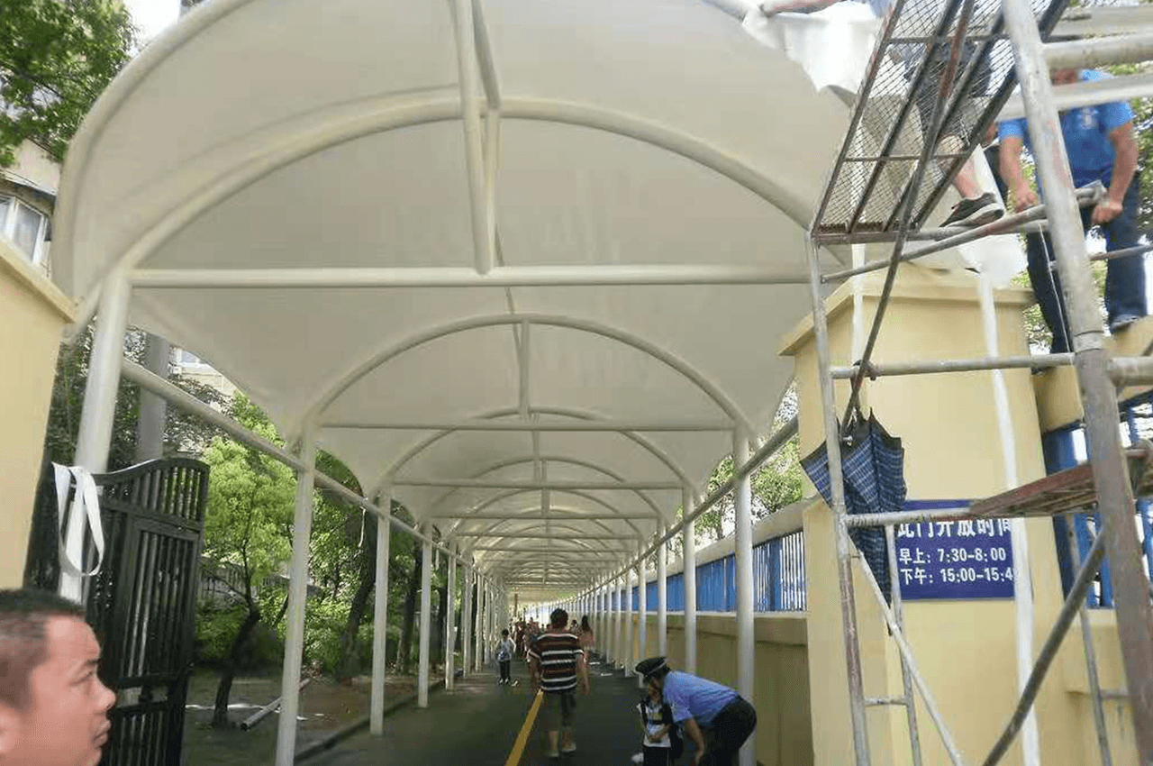 小区通道张拉膜结构雨棚非常值得安装_设施_地方_防护