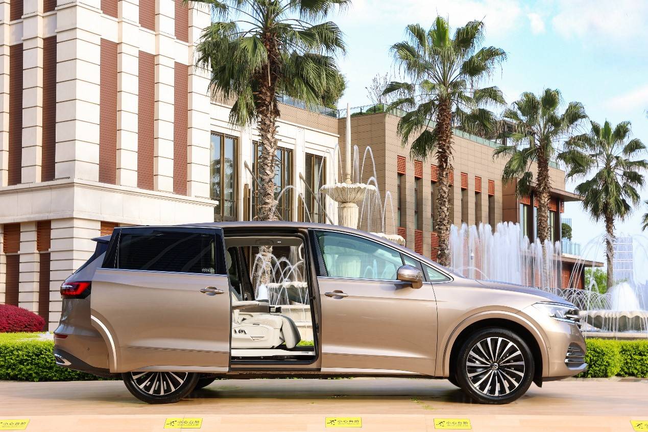 更好看更好坐也更好开试驾豪华大7座mpv新威然