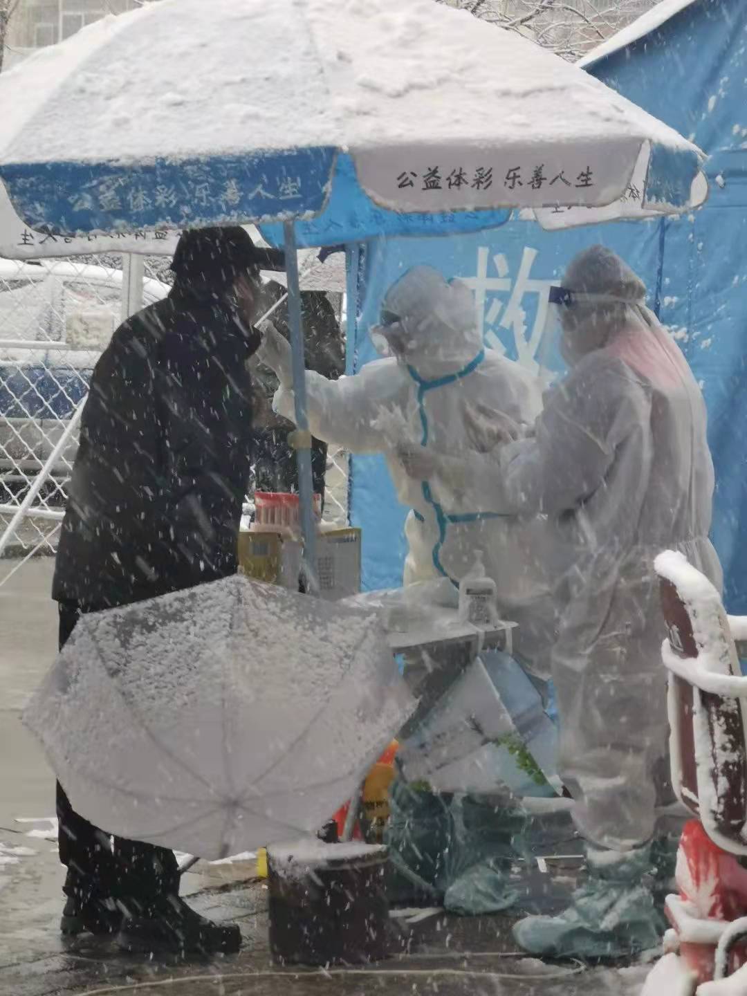 抗疫人员雪中吃饭图片图片