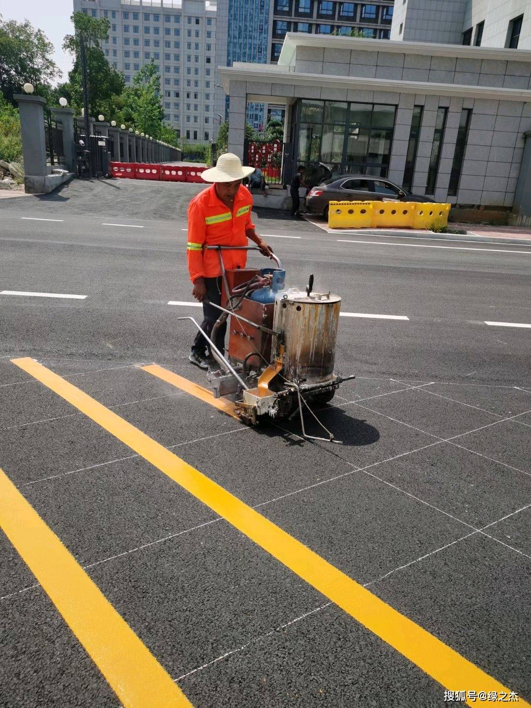 湖北黃岡交通劃線施工熱熔畫線冷塗畫線消防通道網格線劃線施工綠之傑