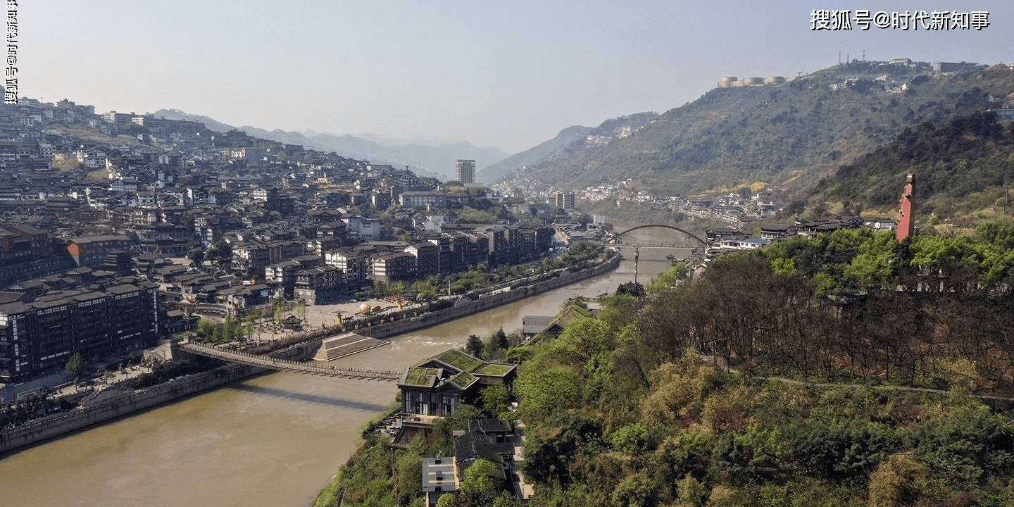 茅臺鎮赤水河畔酒肆林立赤水河畔茅臺酒廠全景赤水河蜿蜒而過茅臺鎮據