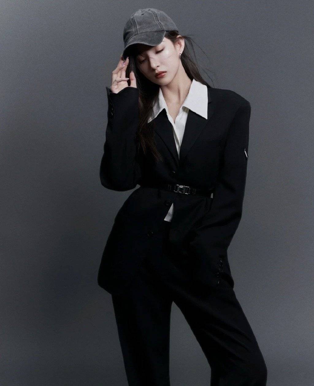 马凡舒黑西装造型又美又飒！长发飘逸气质优雅干练