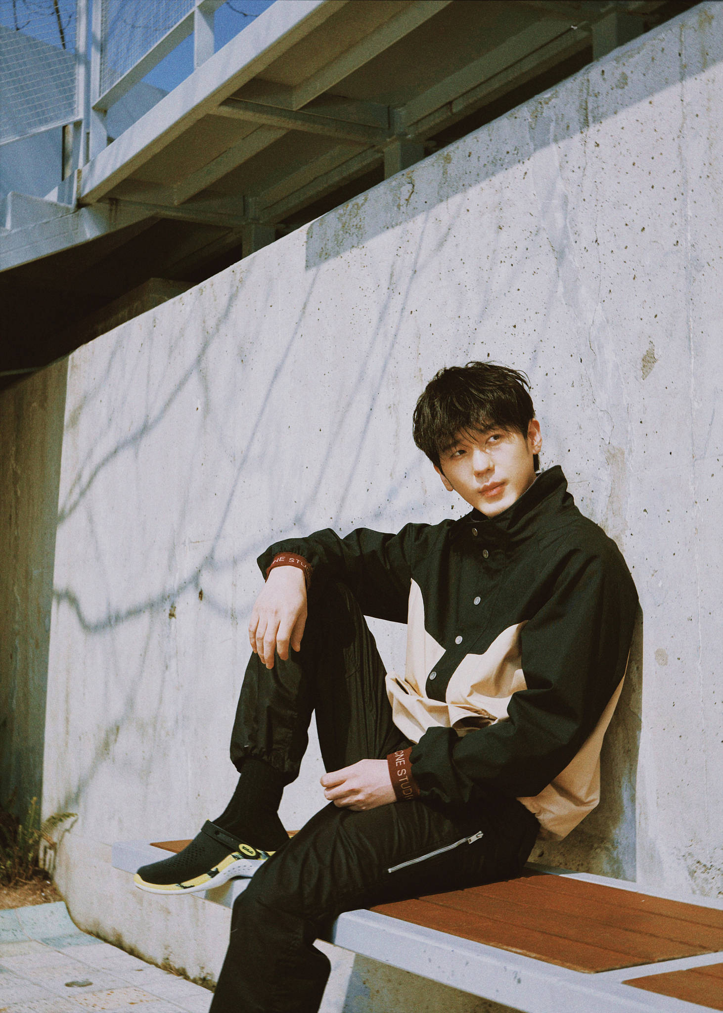 白宇身穿黑白拼接运动装悠然漫步尽显洒脱随性