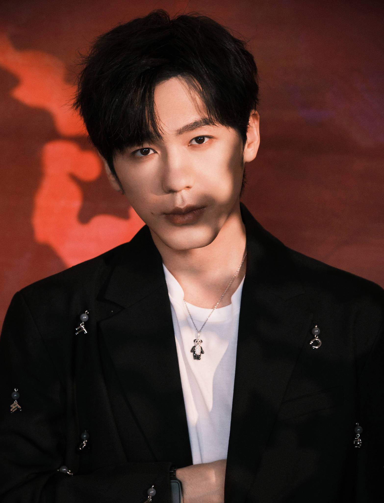 白宇身穿黑白拼接运动装悠然漫步尽显洒脱随性