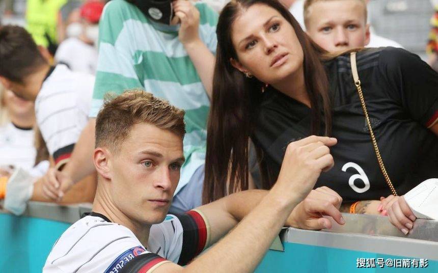 莉娜·迈耶在体育场支持基米希——旧箭过长空,有影留一瞬,是谓"旧