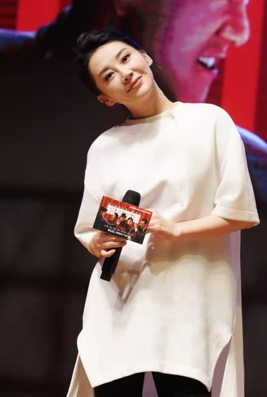 色彩 许晴真的不会老,敢穿又懂创新,真不愧是中年女性的优秀典范