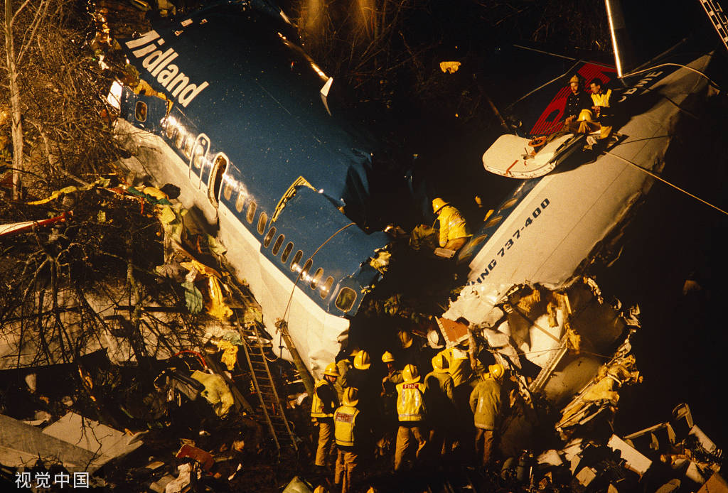 目前,东航客机mu5735的搜救工作正在进行.此次坠毁机型为波音737-800.