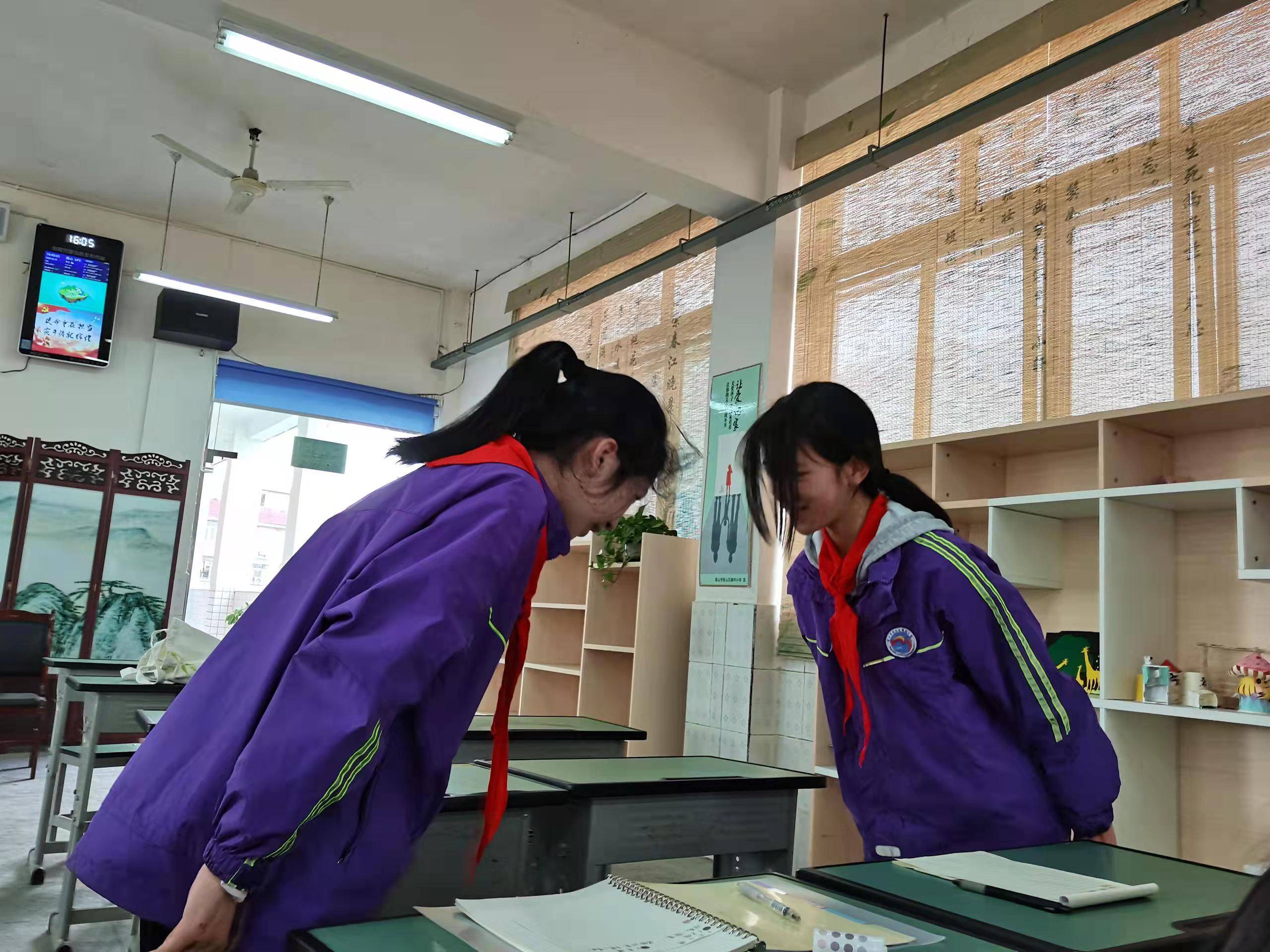 退役军人走进彭山鹏利小学好习惯讲堂