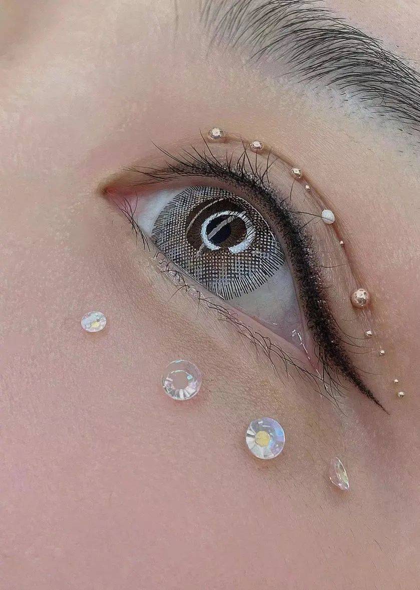 浓密的美睫为眼部注入几分神采让春天映入眼帘让美丽不动声色04灵动明