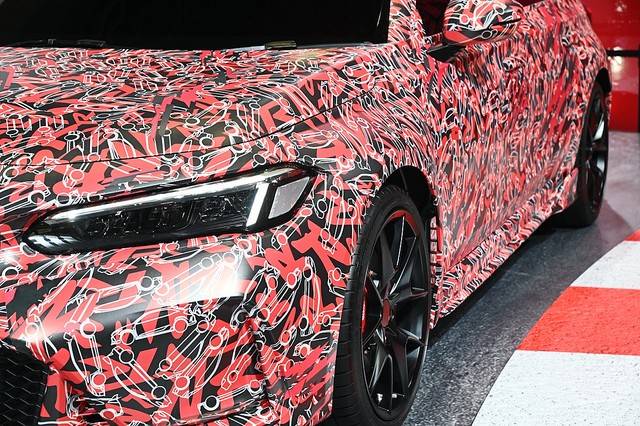 "通常我们会用黑白蔓藤花纹之类的伪装进行测试,然后我们会拍照或录像