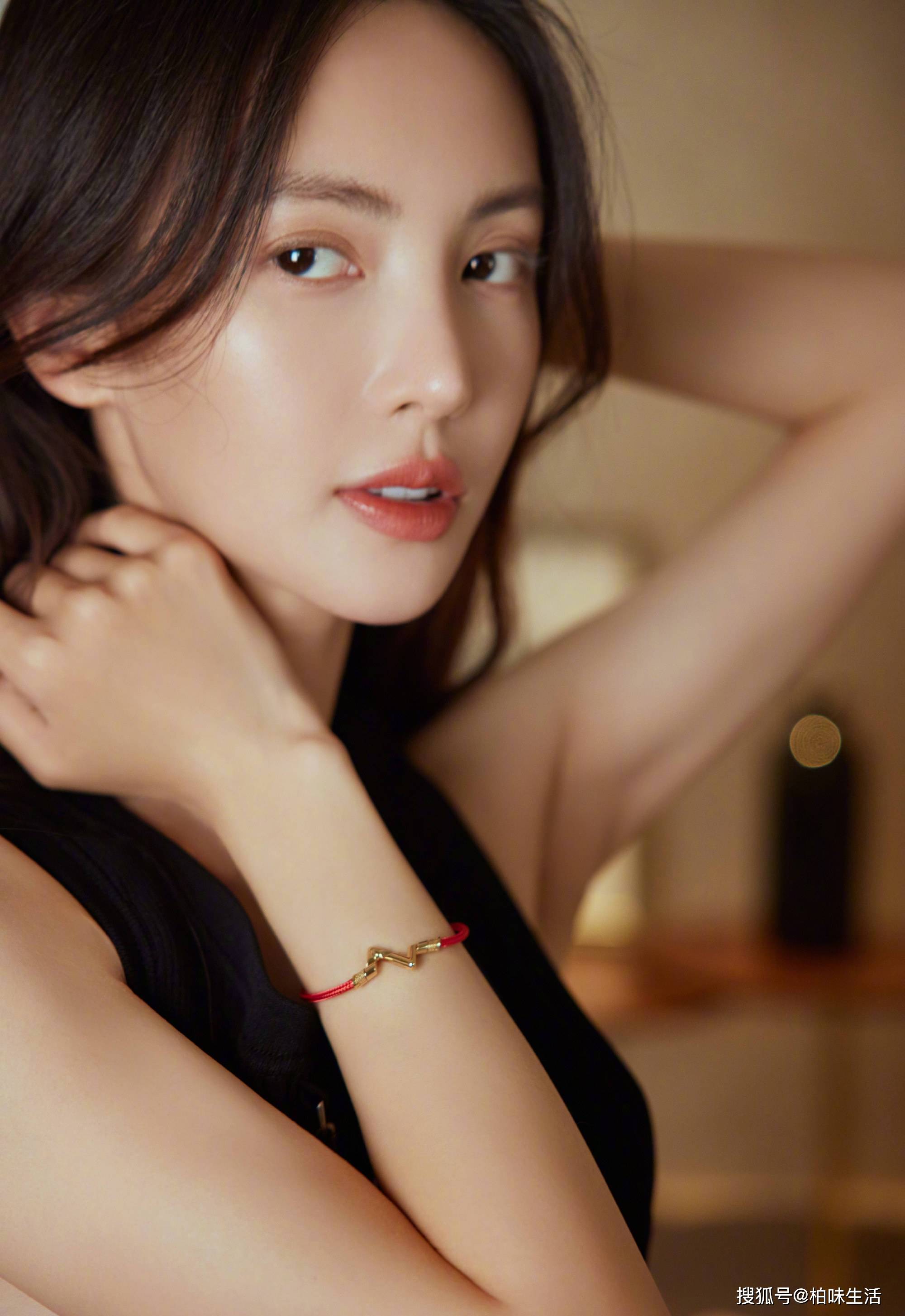 金晨时尚大片唇红肤白身材窈窕气质佳