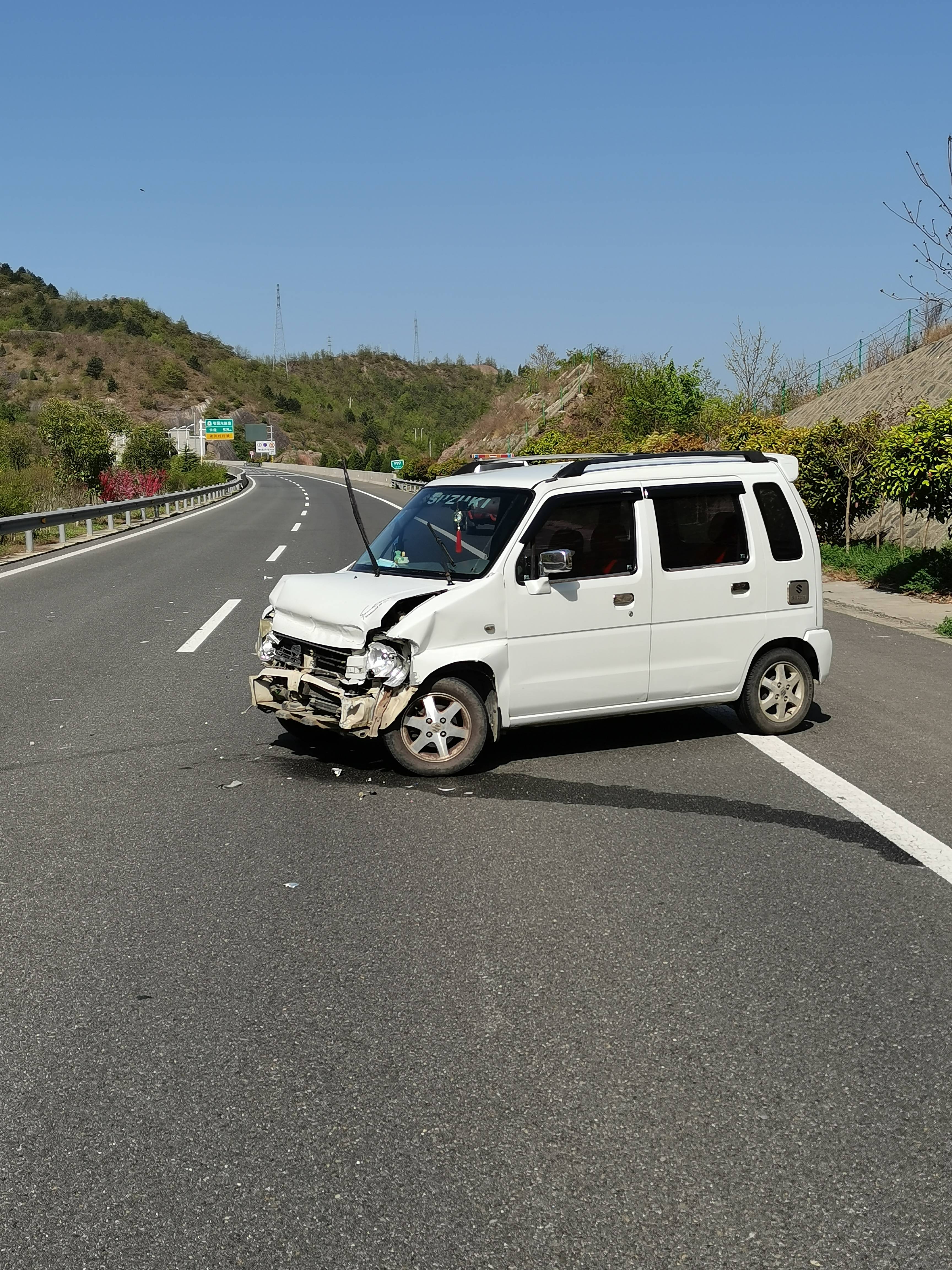 高速公路行車中電話鈴聲突然響起分神後車禍發生