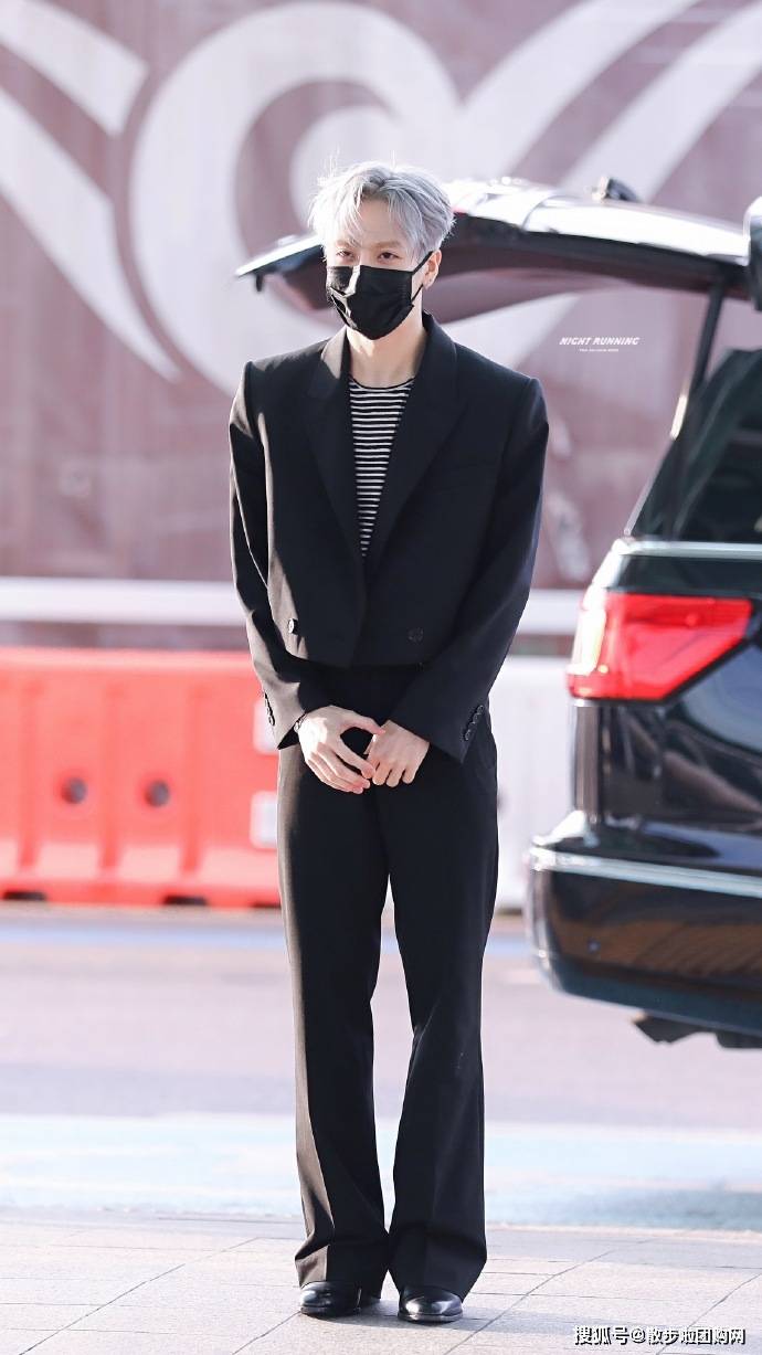 原创深色系穿搭的李现和王嘉尔谁衣品更吸引你你的时尚男友上线啦