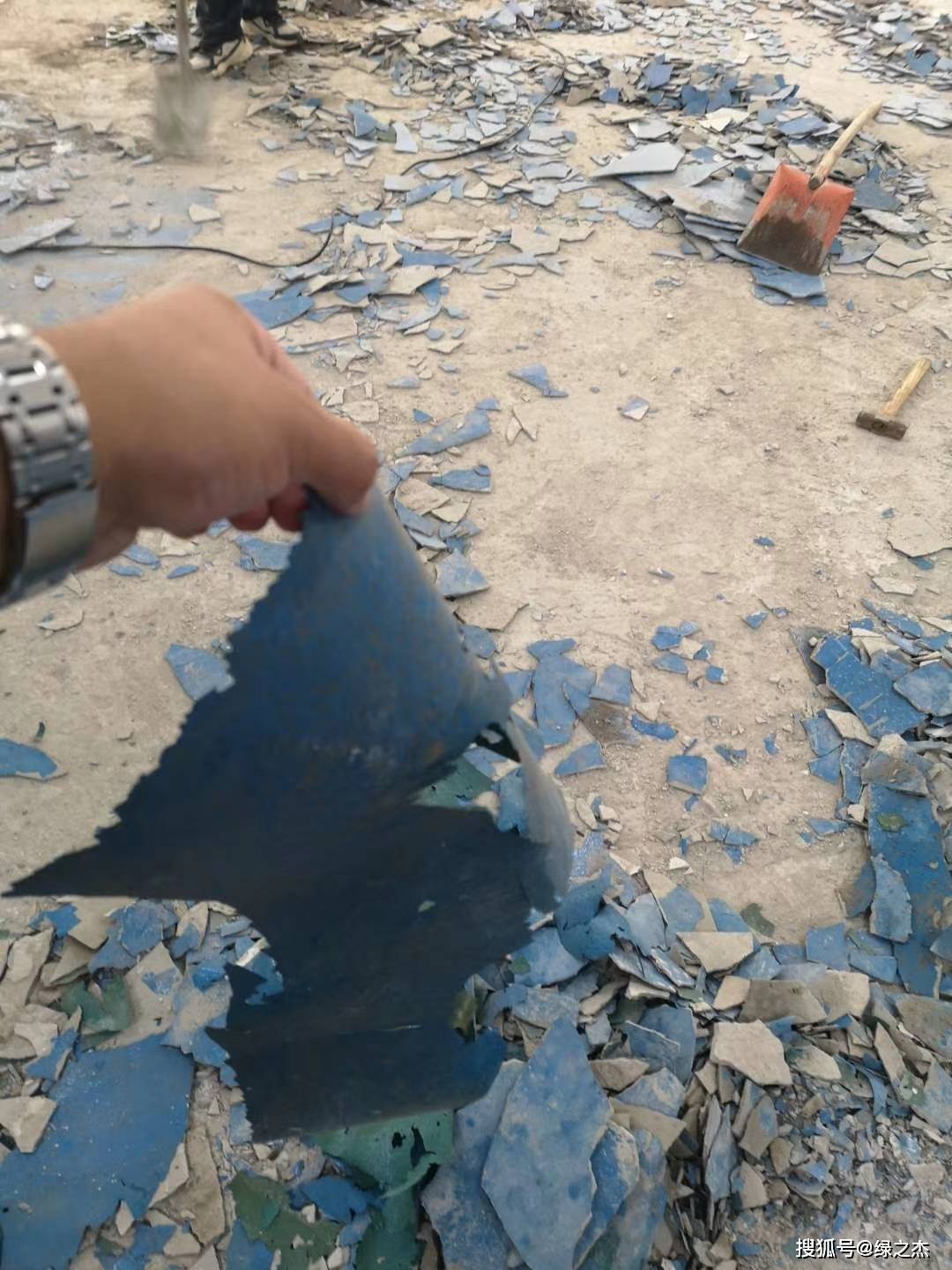 地坪漆破损开裂空鼓起皮起砂起灰怎么办请找绿之杰建材专业翻新旧地面