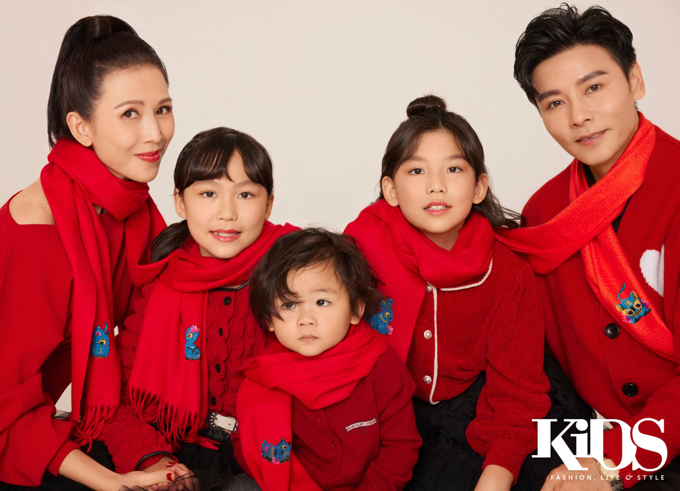 张晋蔡少芬携萌娃登上《kids》中文版封面,一家五口颜值在线
