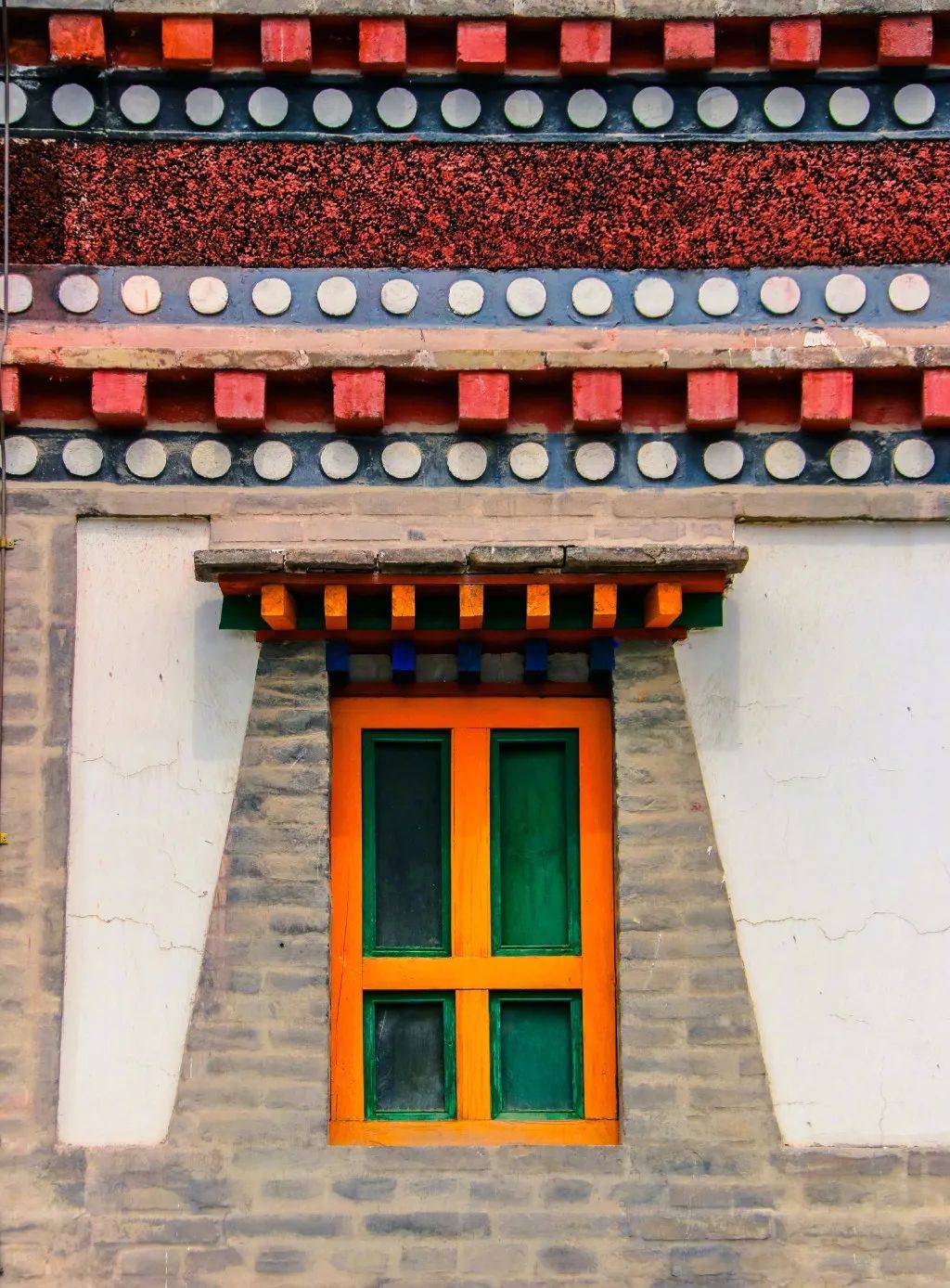 藏式窗户窗楣横梁上面,需要做成三椽三盖,材质一般为木质,并逐一压叠