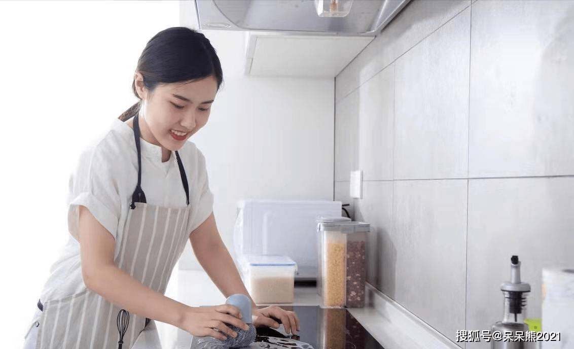 原创42岁女保姆雇主给我开5500元他对我很满意我却纠结万分