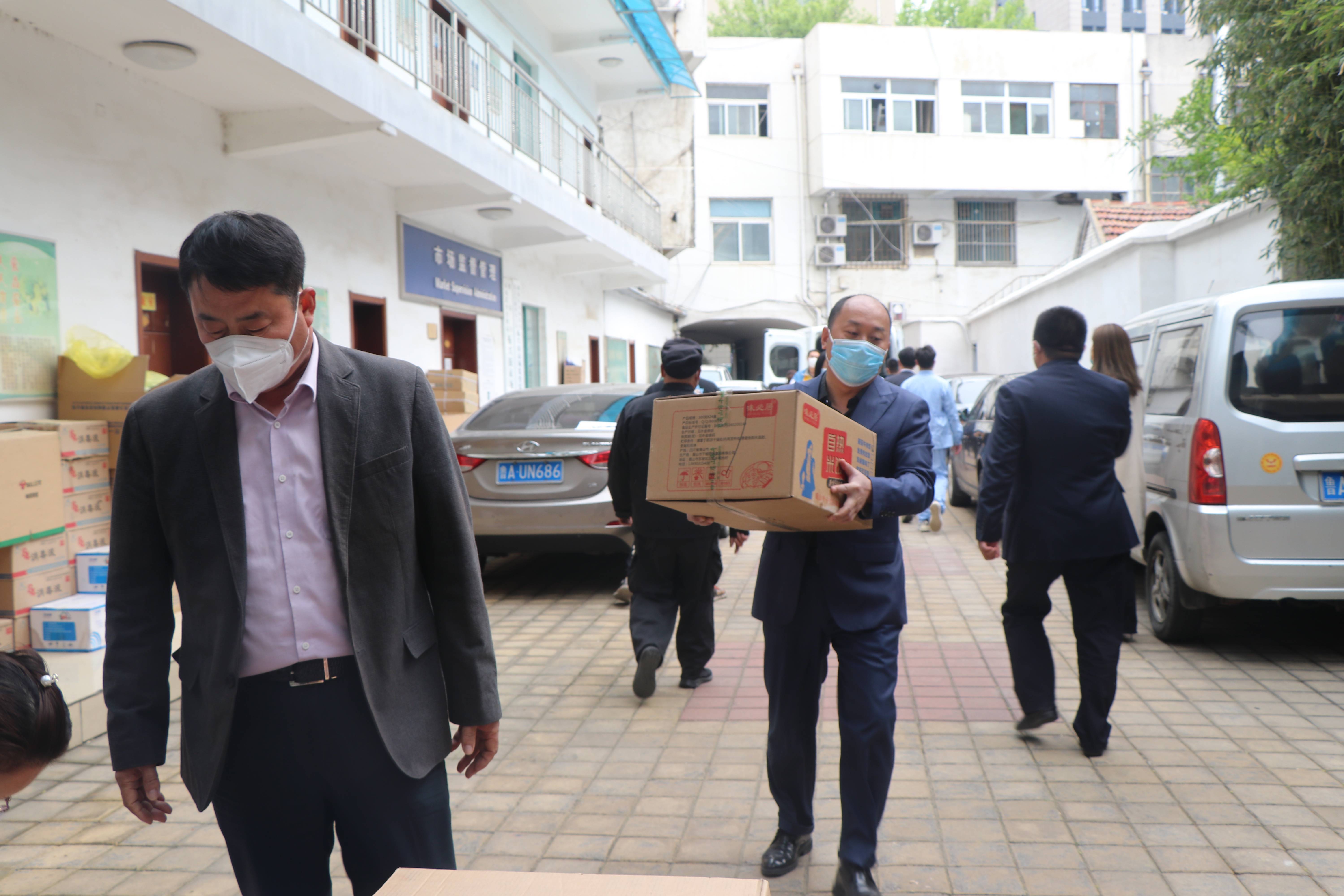 近日,濟南市槐蔭區陽光100小區疫情形勢牽掛人心,民建會員張羽,民盟