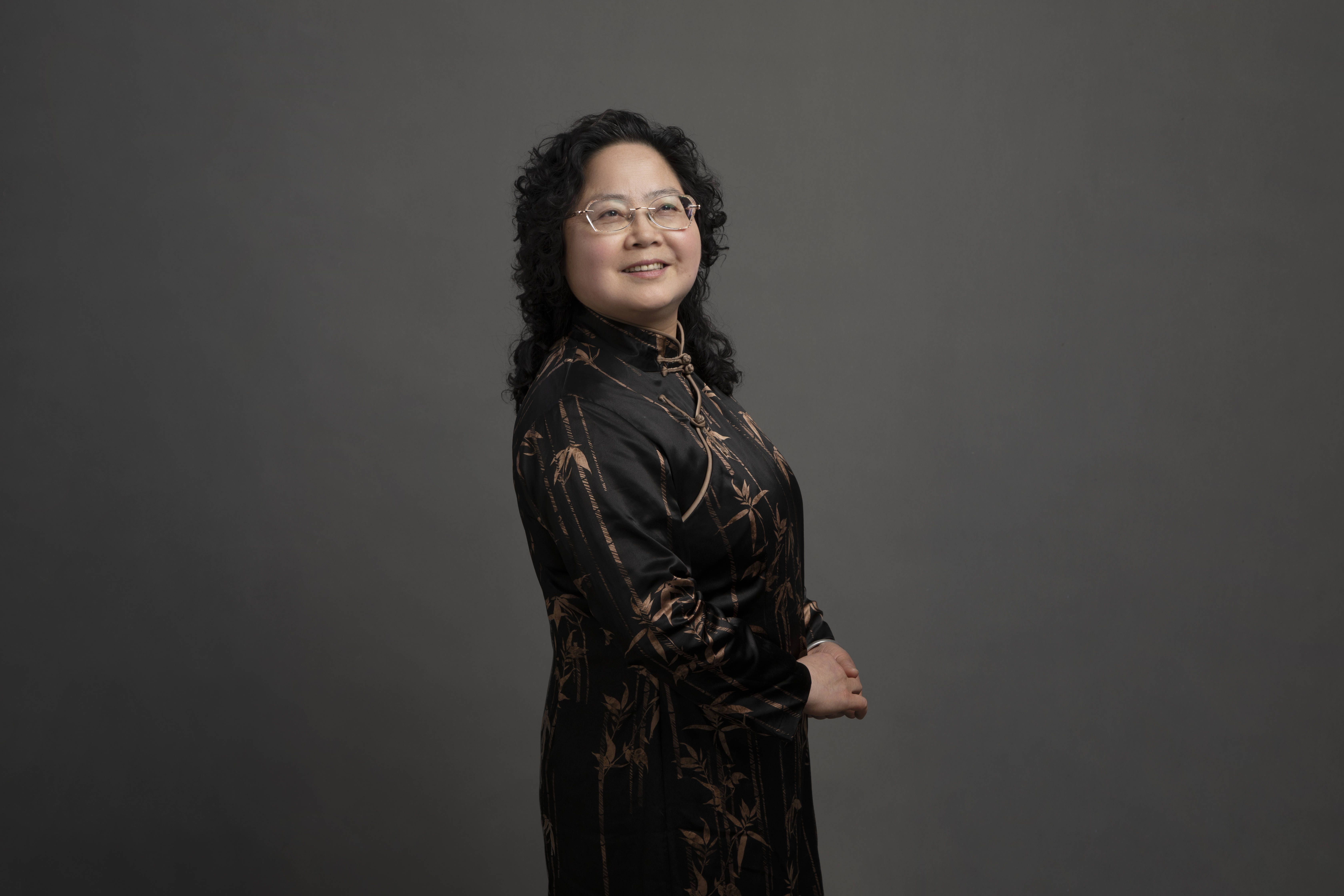 『艺术简介』张静,当代著名花鸟画家,曾就读于西安美术学院国画系