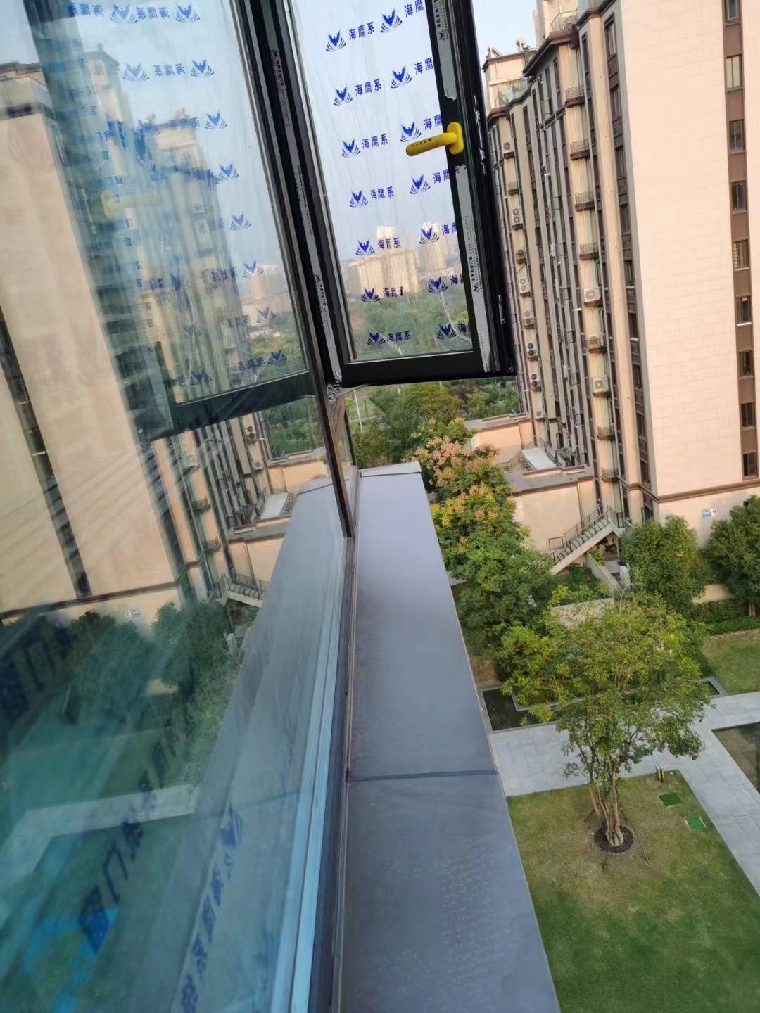 洛阳窗台内渗水,怎么也修不好,试试窗台上安装铝合金防水板_外墙_散水