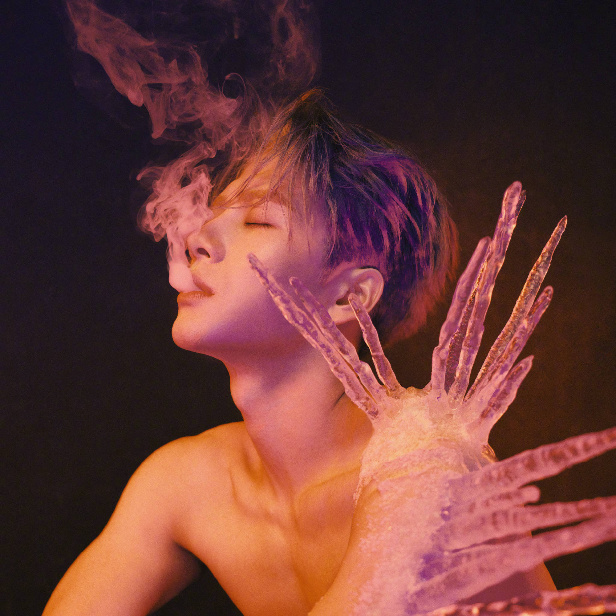 17日上午,王嘉尔登上科切拉音乐节主舞台,带来《100ways》《blow》