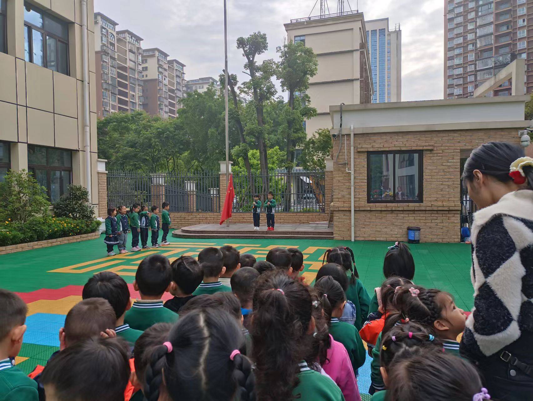 泸州市龙腾路幼儿园开展地球日主题升旗仪式