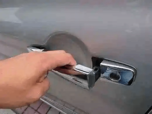车门把手不回弹怎么解决