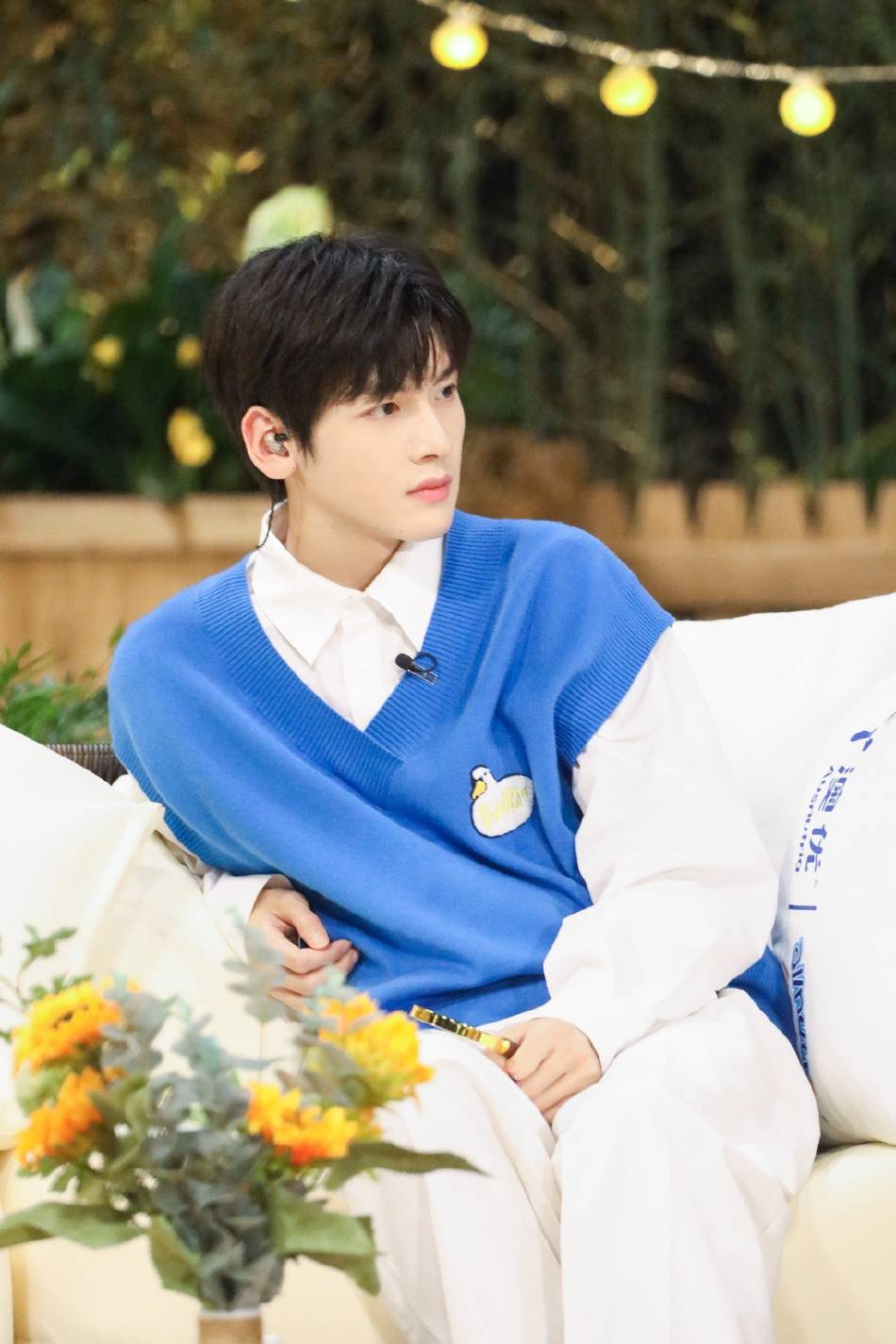 翟潇闻花卉春日大片释出内搭白色衬衫校园风十足