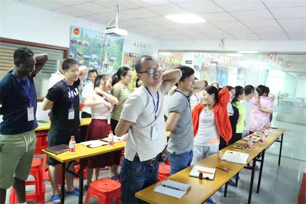 首先是审核费用，大家知道ISO9001证书的有效期是3年，每年都必须进行一次年审，那么审核的费用就包含了初审和年审的费用，企业首次申请的认证称为初审，初审的费用主要与公司人数和企业所在的行业有关，另外企业选择不同的认证机构费用也是不一样的，目前全国认证机构有几百家，其中包含一些外资机构一般情况外资机构的认证费用会高于国内的认证机构，外资认证机构收取的费用是1.2万起步，国内认证机构一般6000起步