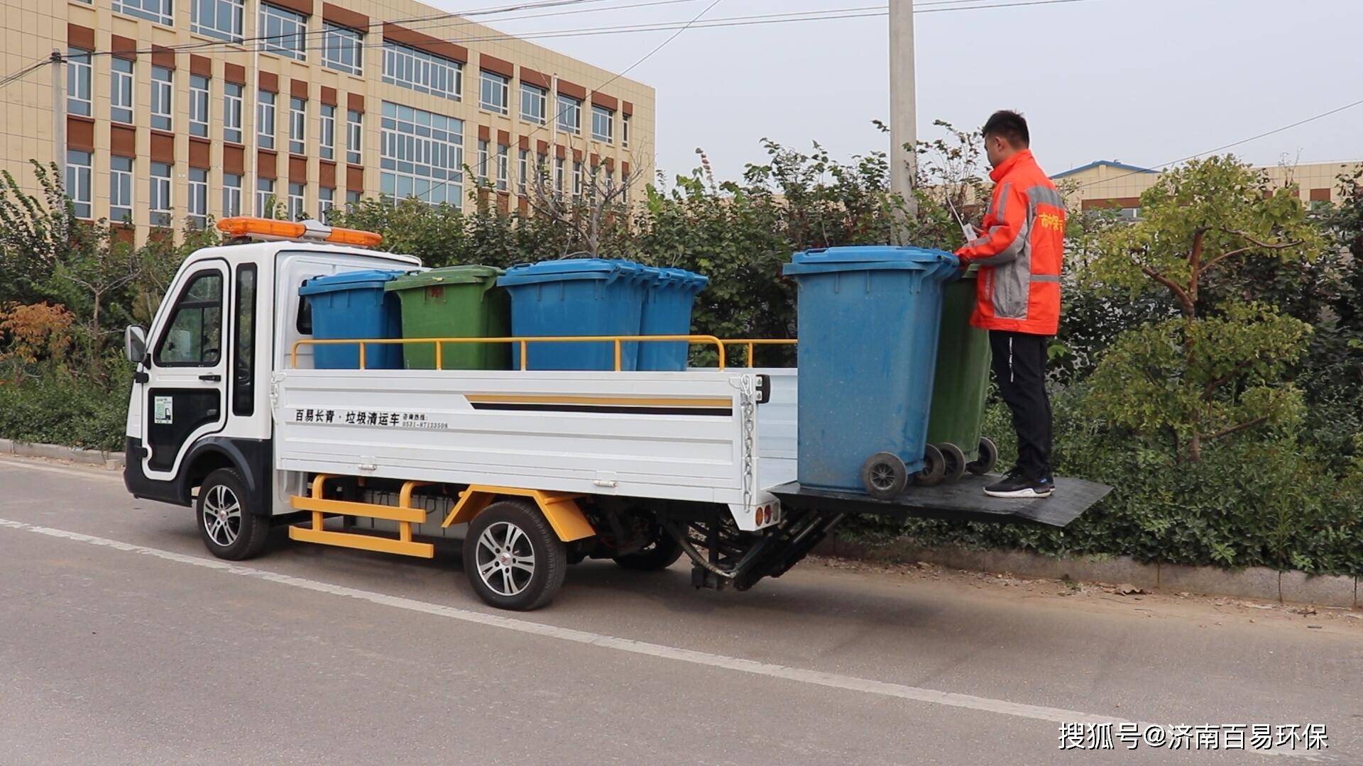 小型电动八桶式垃圾清运车解决物业园区垃圾清运转运难题