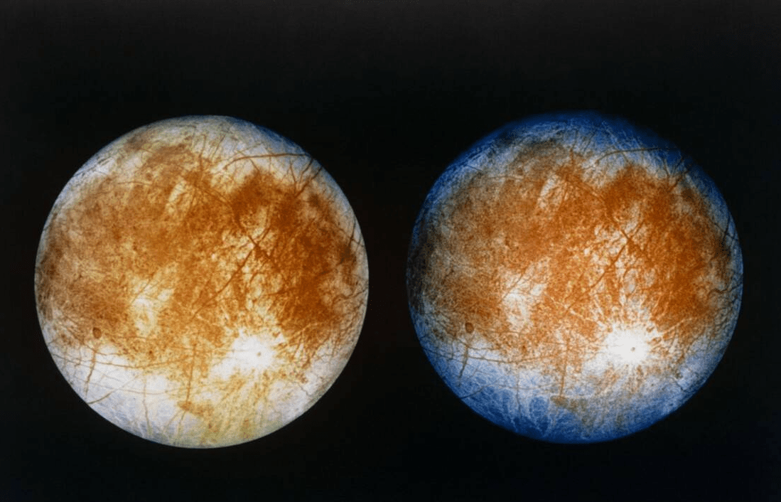 "木卫二的表面被明亮的冰层所覆盖.