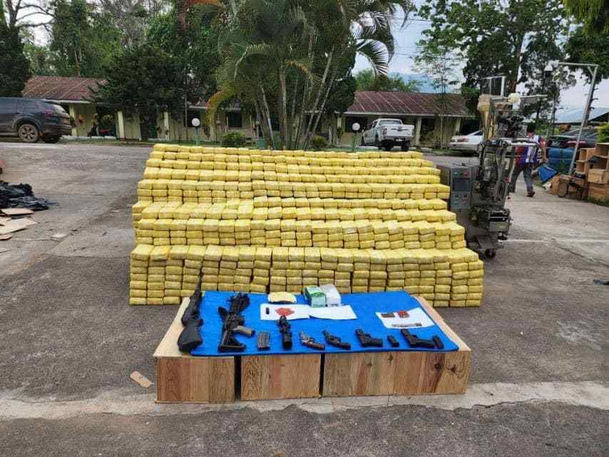 原创金三角有多狂野一名被开除的缅甸警察家中查获大量毒品和武器