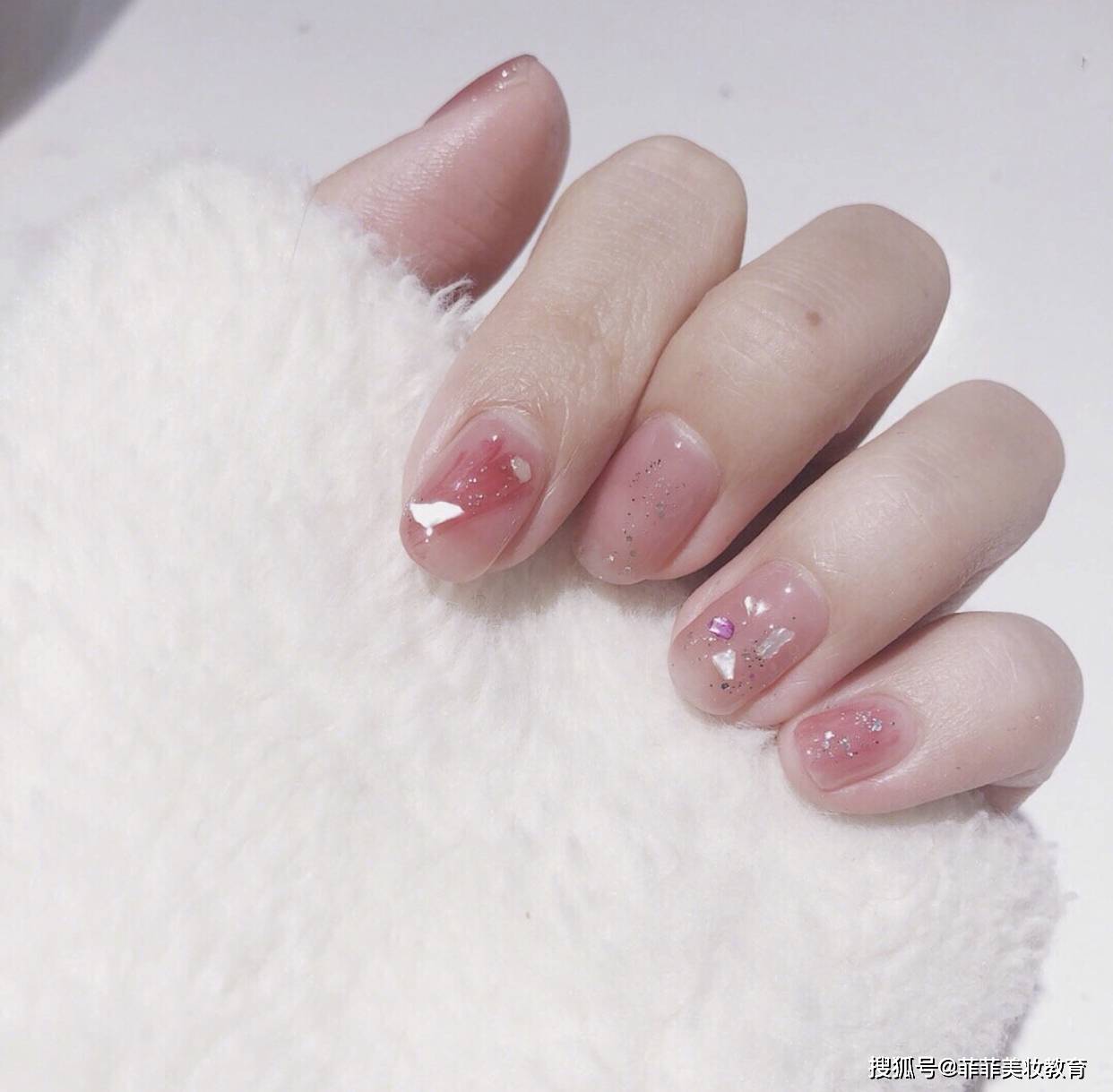 适合五一出游的短美甲款式推荐小巧精致敲显气质