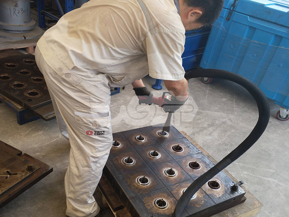 铸造模具清洗污垢简便易操作方式干冰清洗机在线无水清洗