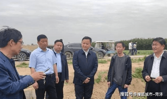 尹茂林一行现场察看小麦条锈病防治情况及麦苗长势