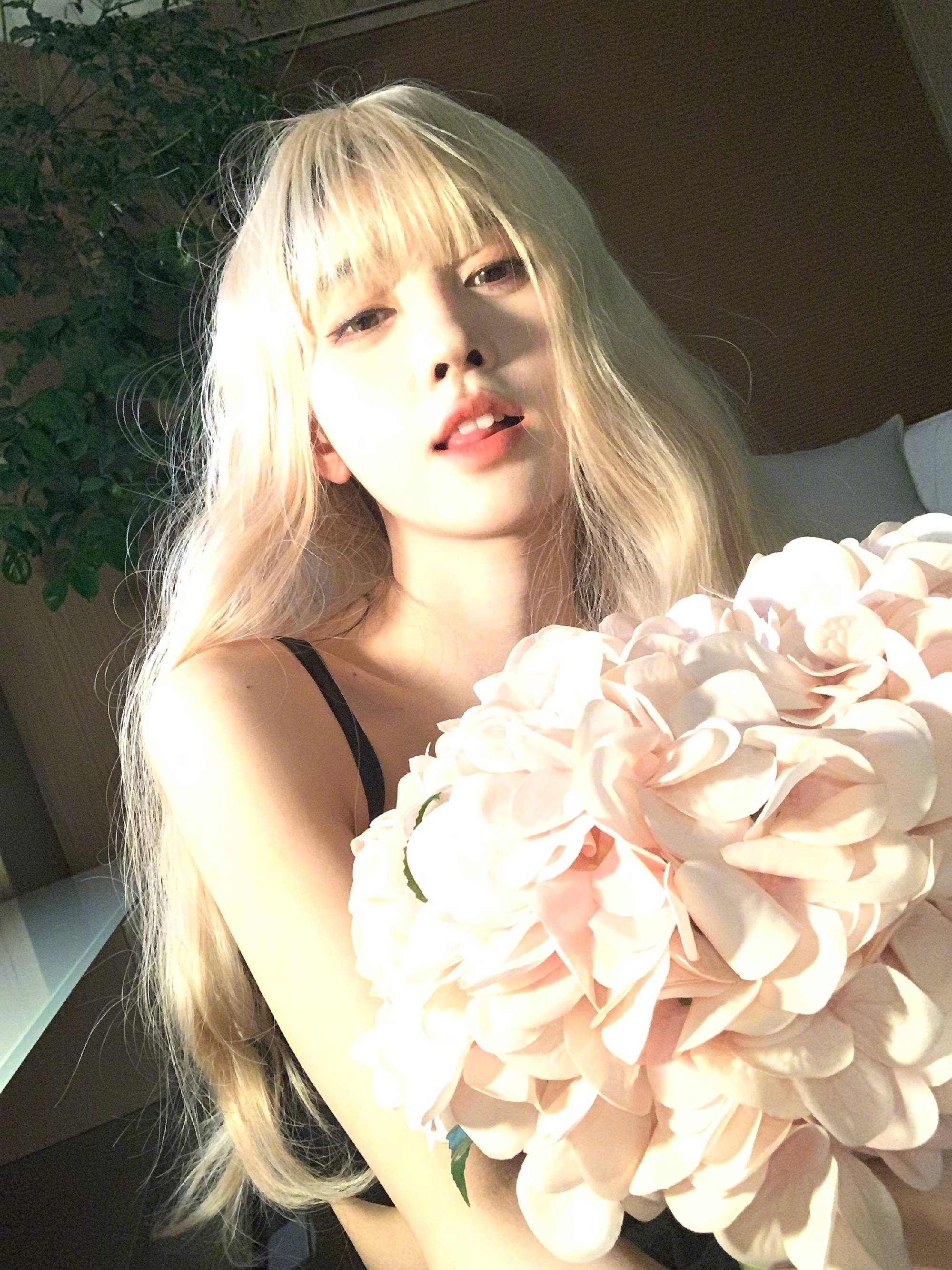 鞠婧祎晒四宫格美照金色发型亮眼宛若人间芭比