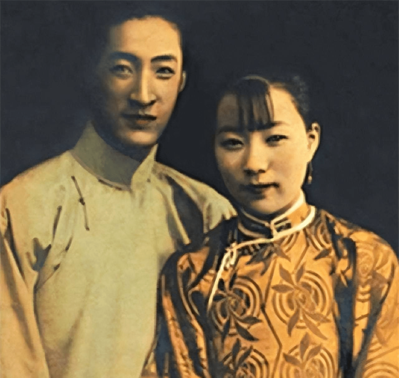 盛佩玉丈夫出轨她愤然离家晚年公交车上重逢掏出俩肉包送他