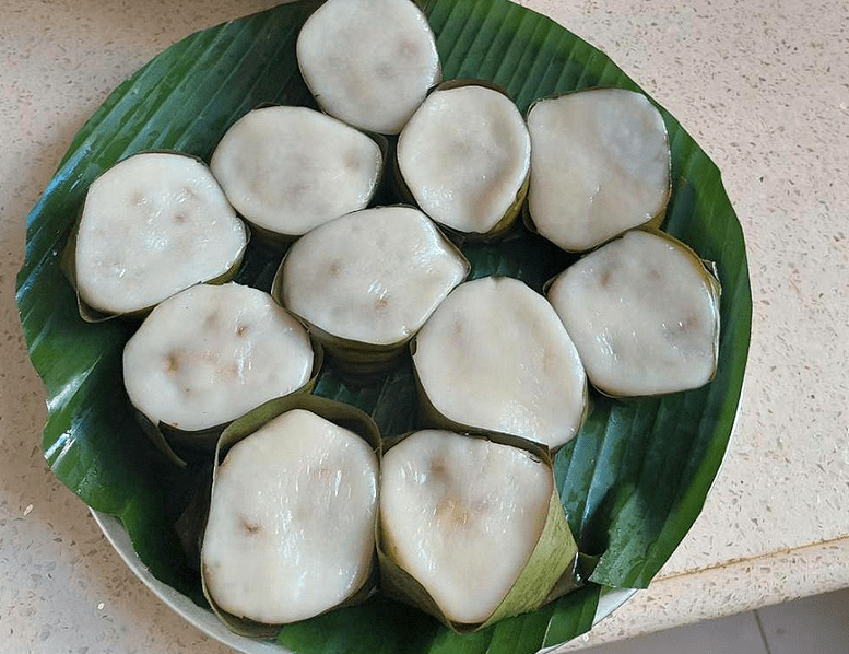 一,薏粑(椰子粑粑)薏粑是很多海南人民从小就爱吃的美食小吃之一,小