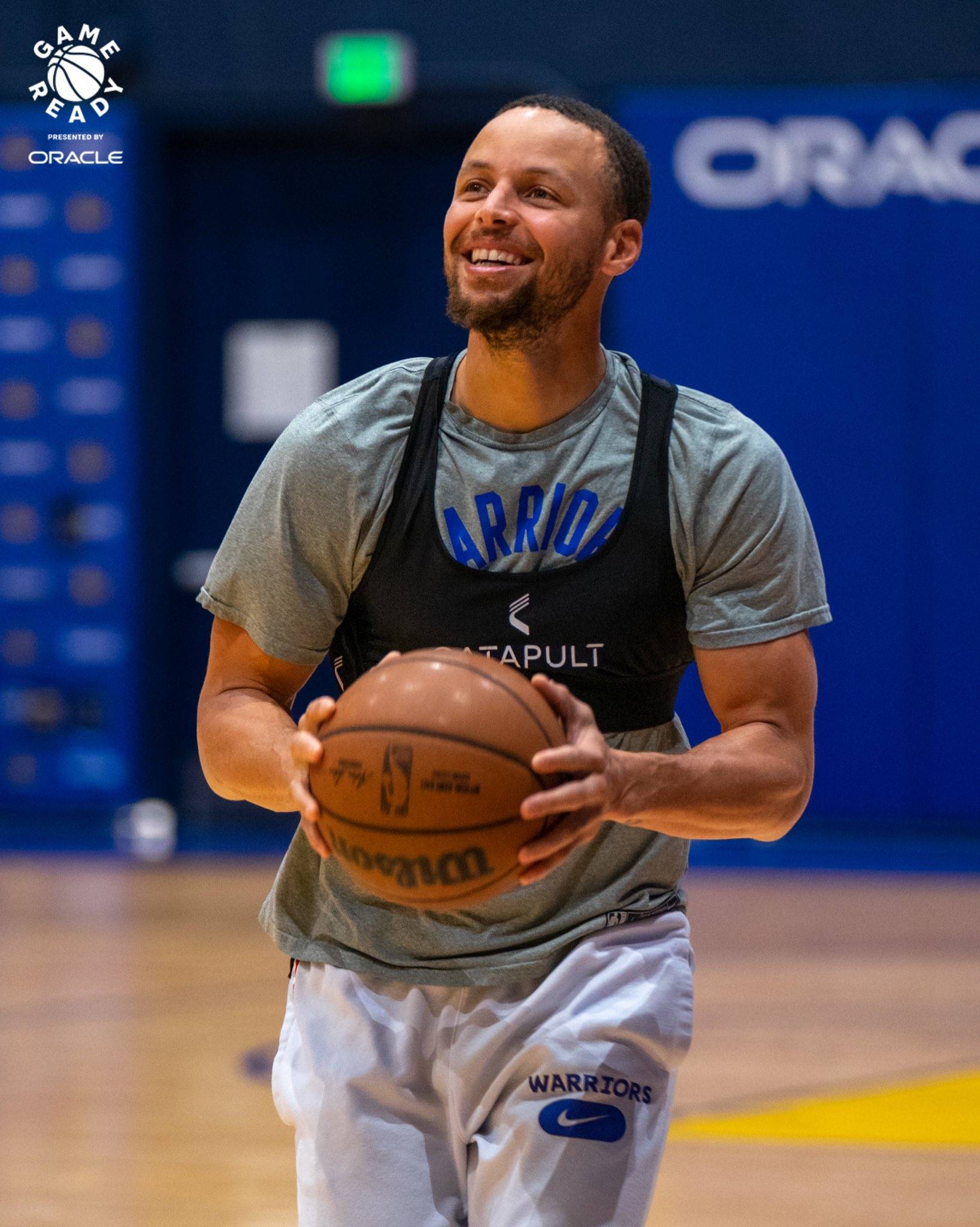 组图勇士启程孟菲斯库里克莱携带爆米花登机