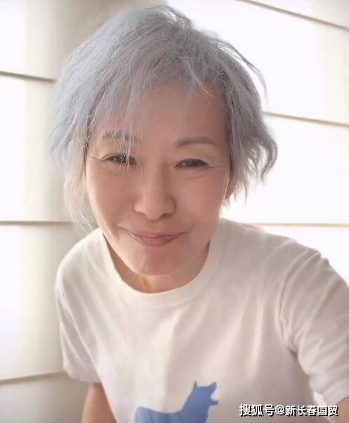 59岁叶童近照曝光满头白发优雅变老当年的许仙如今这样了